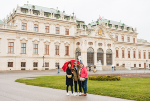 Belvedere tour guide vienna with tourists